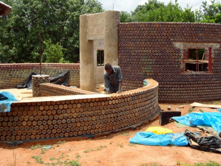 Bottiglie di plastica riutilizzate per produrre luce elettrica negli slums di Nairobi o, in alternativa, trasformate in mattoni di abitazioni che si rivelano più stabili di quelle realizzate in calcestruzzo in Nigeria, piccolissimi progressi che, in Africa, passano anche per il riciclo.