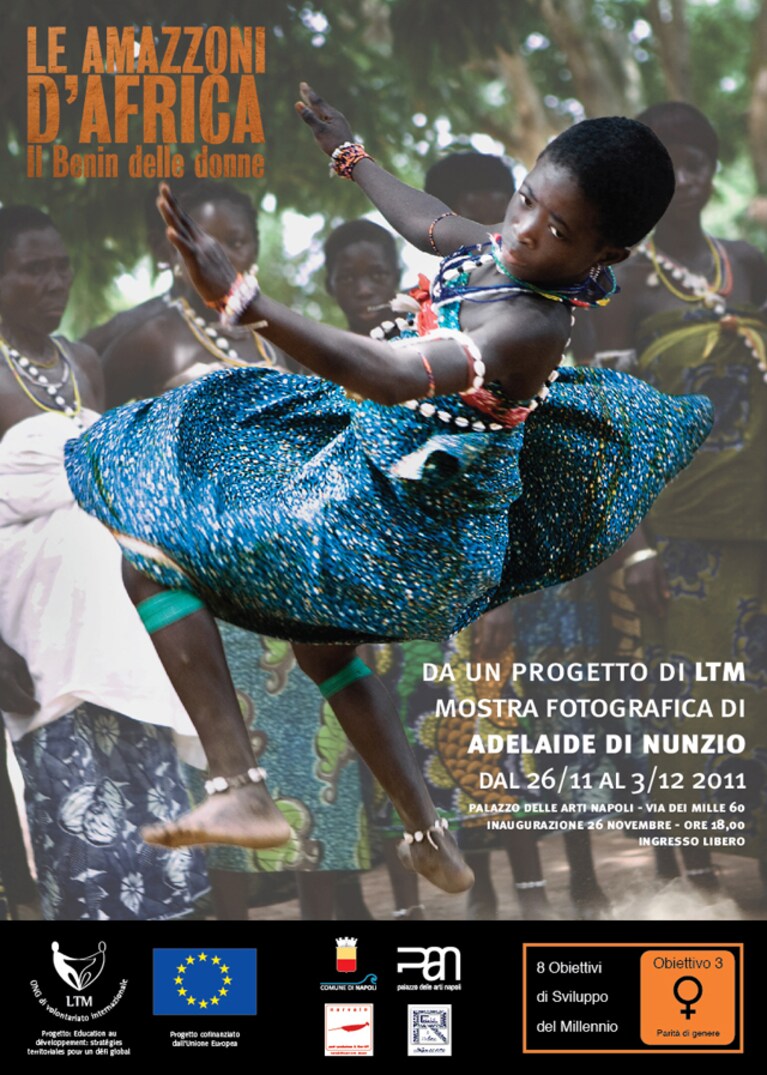 Locandina della mostra fotografica "Amazzoni d'Africa: il Benin delle donne"