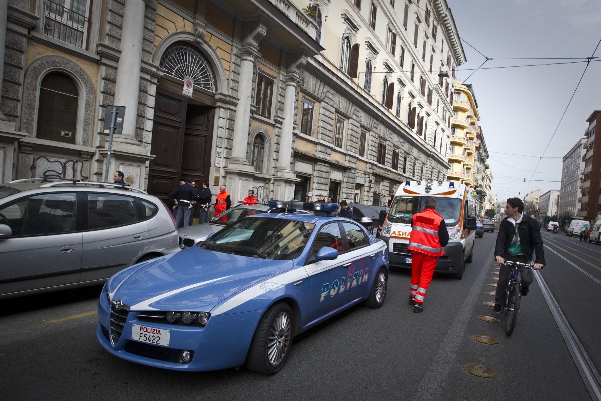 Ancora violenze tra gruppi criminali nella Capitale, nel pomeriggio due esponenti della criminalità organizzata sono stati freddati da diversi colpi di arma da fuoco ad Ostia, in quello che sembra essere un vero e proprio agguato.