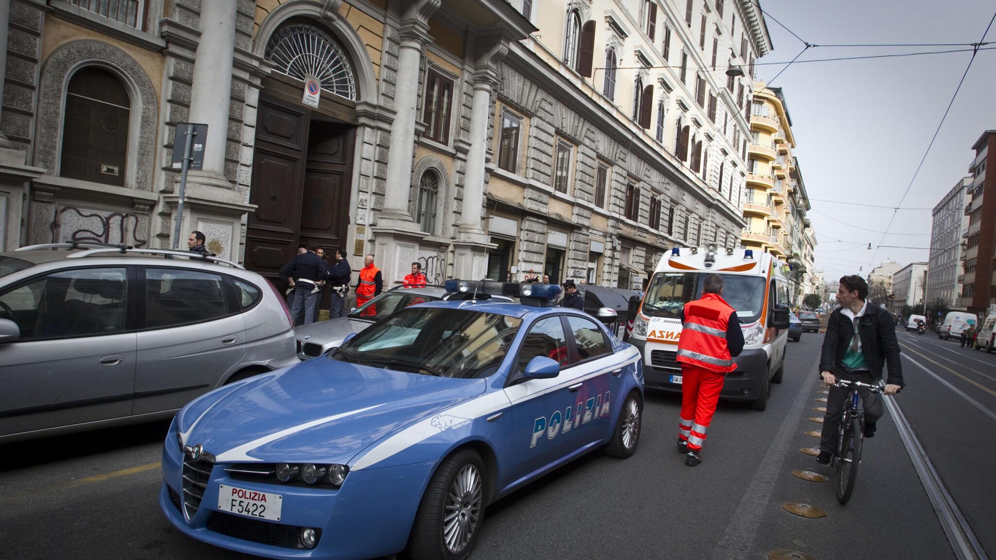 Ancora violenze tra gruppi criminali nella Capitale, nel pomeriggio due esponenti della criminalità organizzata sono stati freddati da diversi colpi di arma da fuoco ad Ostia, in quello che sembra essere un vero e proprio agguato.
