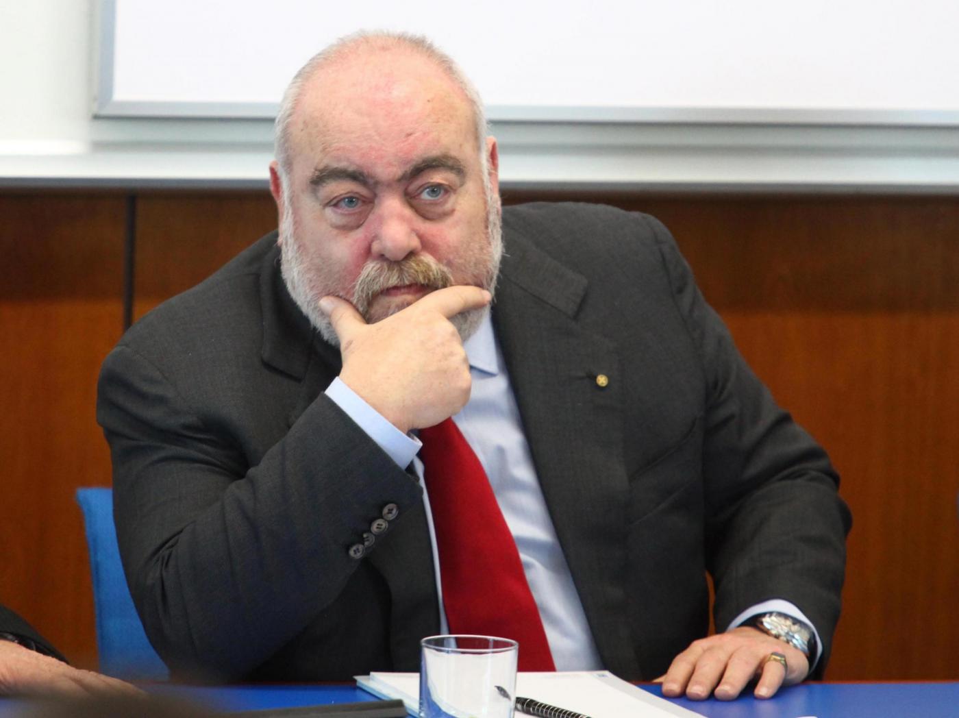 Bufera sul Pirellone. A Cristiani si contesta una presunta tangente di 100mila euro per ammorbidire i controlli su alcuni siti in cui venivano smaltiti rifiuti speciali.