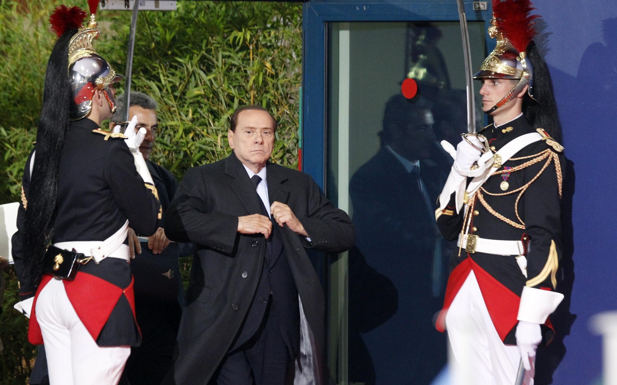 Il Premier continua a esprimere ottimismo e si reputa insostituibile alla guida del Paese. Si dice convinto di che il Parlamento concederà la fiducia al suo Esecutivo approvando le riforme anticrisi.