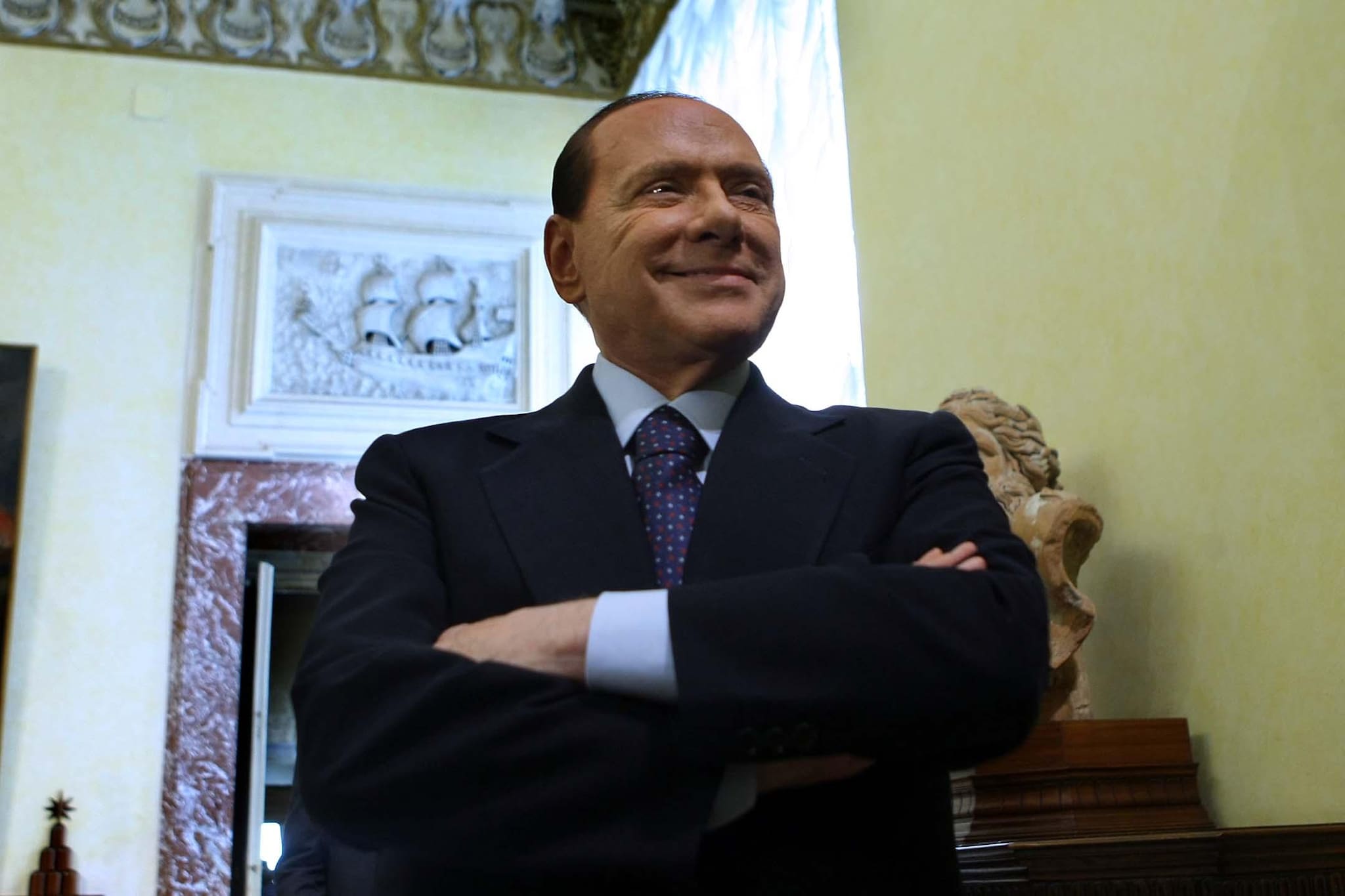 Il Cavaliere, fuori dal Tribunale di Milano, ha definito “una sciocchezza dei giudici” ritenere le ragazze dei festini di Arcore parte offesa e si è lamentato che continuano ad andare avanti i processi mediatici contro di lui.