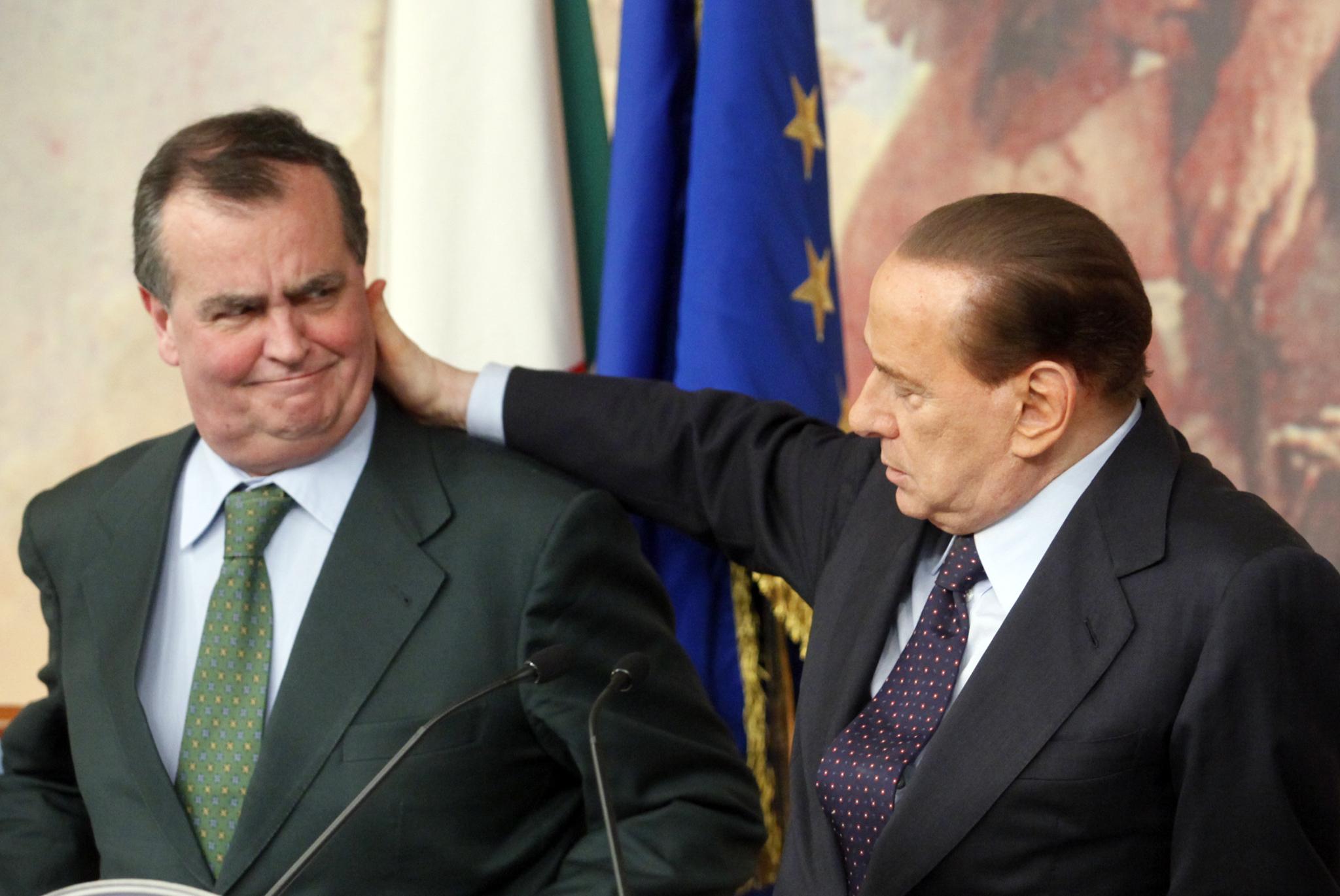 L’ex Ministro leghista, rispondendo alle parole di Berlusconi, decreta la fine dell’alleanza dei due partiti che prima erano al Governo. Il Cavaliere, però, rassicura tutti sulle future alleanze con il Carroccio.