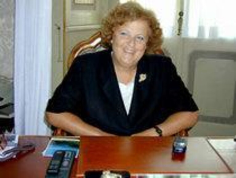 Anna Maria Cancellieri è il nome scelto da Mario Monti per rivestire la carica di Ministro degli Interni. Chi ne ha già sentito parlare è abituato a sentirla chiamare "la lady di ferro", soprannome acquisito grazie al suo ruolo di commissario straordinario al Comune di Parma, dove ha sostituito l'amministrazione del primo cittadino Vignali, stessa cosa accaduta anche Bologna con lo scandalo Cinziagate nel quale restò invischiato il sindaco Delbono. La sua carriera ha preso il via quando, a soli 19 anni, iniziò a lavorare presso la Presidenza del Consiglio. Poi la laurea in Scienze politiche alla Sapienza di Roma e l'approdo a Milano nel 1993 dove venne nominata Prefetto. La "lady di ferro" è stata prefetto anche in altre città: Vicenza, Bergamo, Brescia, Catania e Genova. Al Viminale c'era già stata per ricoprire l'incarico di "Direttore centrale della documentazione generale". Anna Maria Cancellieri ha 67 anni ed è in pensione dal 2009. E' sposata, ha due figli e due nipotine.