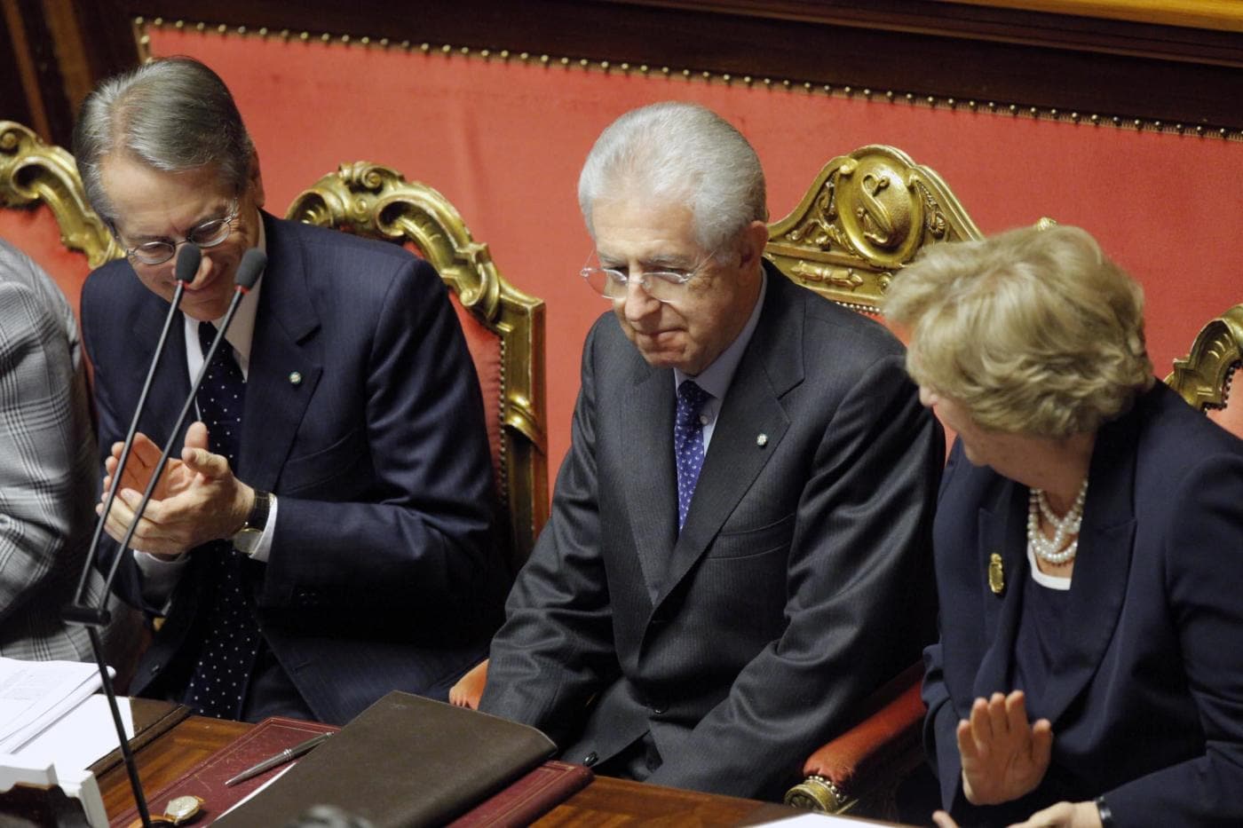 La Lega nord ha deciso di non votare la fiducia al governo Monti. Pdl e Idv voteranno la fiducia, ma si tratterà di un appoggio condizionato.