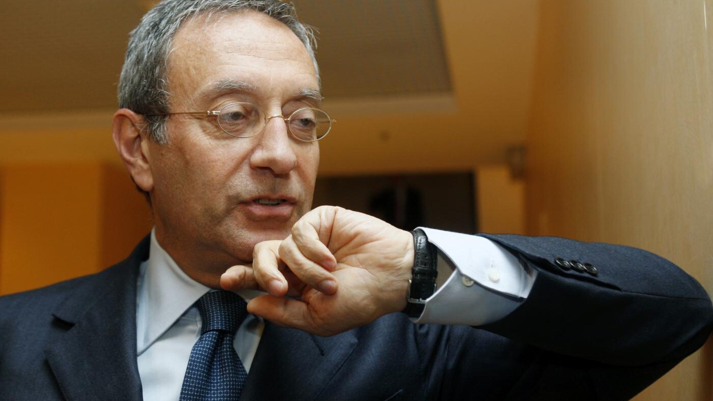 Originario di Catanzaro, Catricalà era alla guida dell'Autorità garante della concorrenza e del mercato dal 2005.