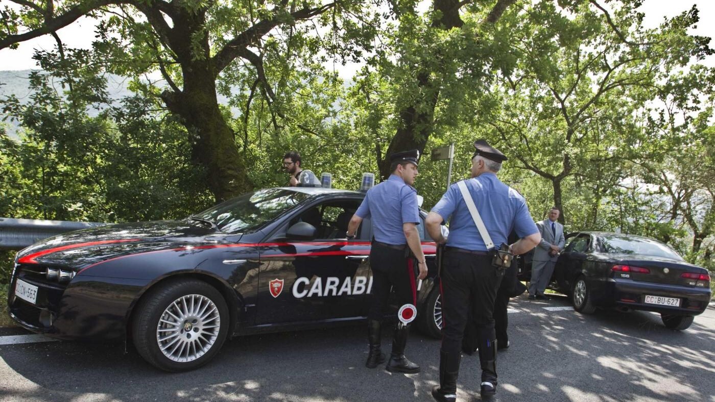 Tragedia nel napoletano dove due operai di 63 e 54 anni hanno perso la vita mentre stavano lavorando per allargare un pozzo. Secondo la Cgil lavoravano in nero.