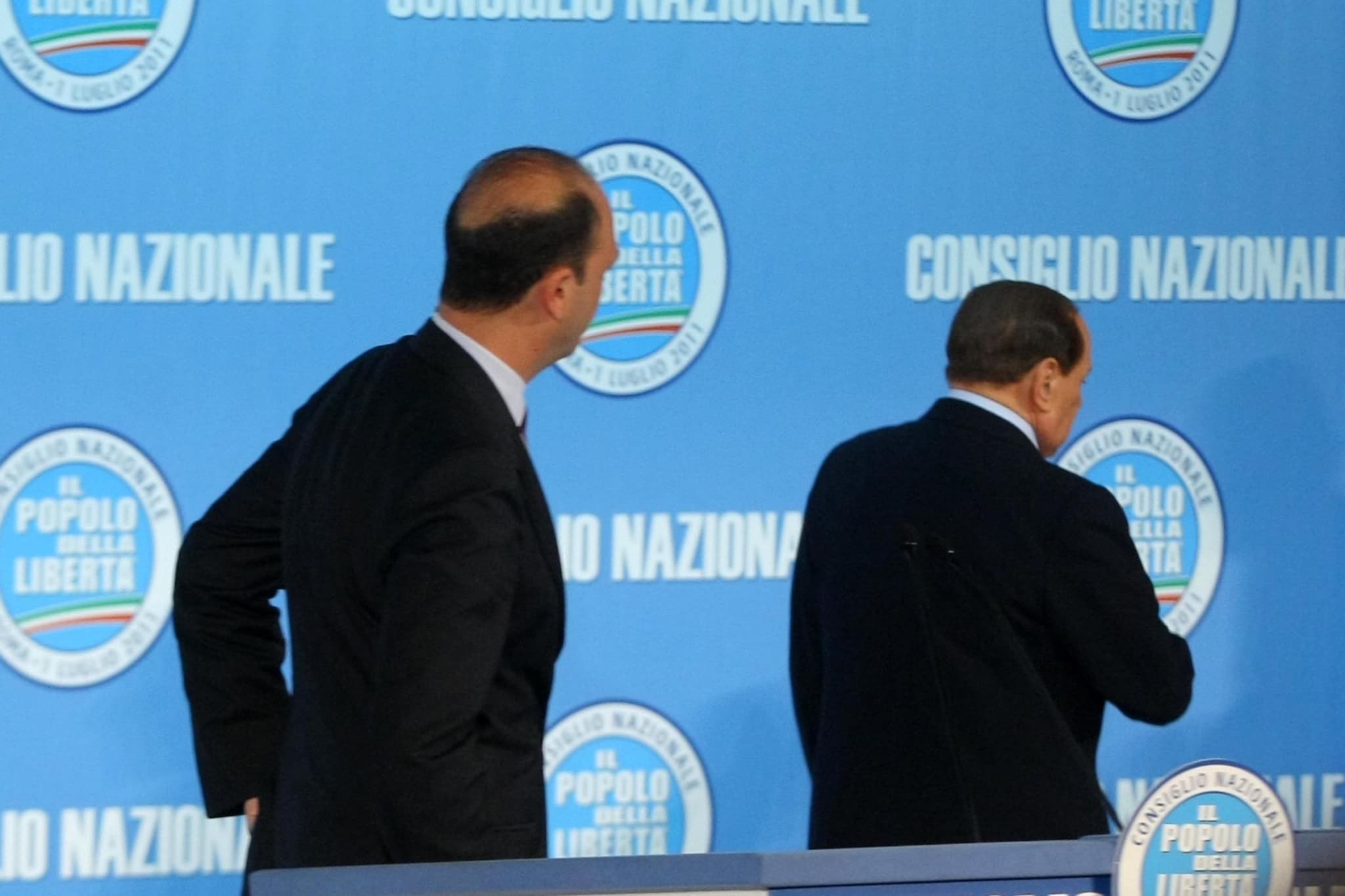 Mentre Berlusconi da Cannes annuncia la fiducia al ddl stabilità, non si ferma la crisi all'interno del centrodestra. Il Pdl perde altri due uomini che passano all'Udc rendendo meno solida la maggioranza parlamentare.