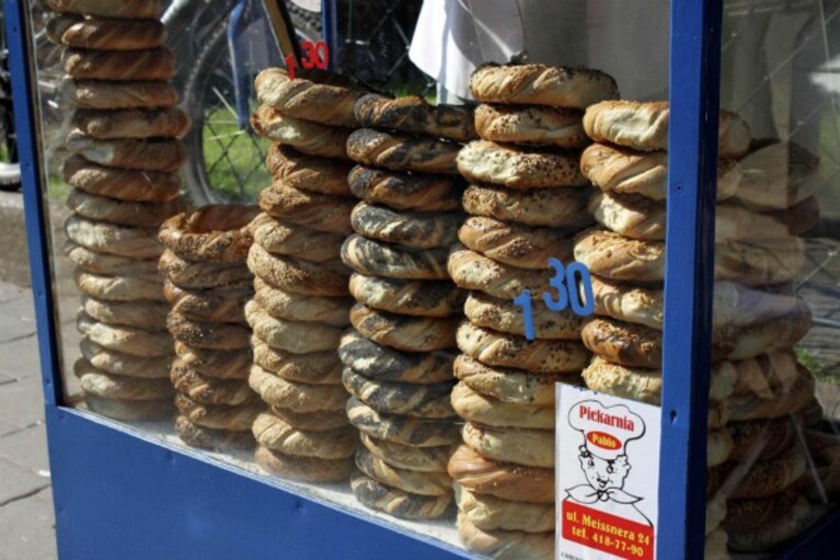 Alimenti indispensabili per la nostra dieta e prelibatezze per i palati più raffinati, sono numerosi i cibi che potrebbero subire gli effetti del riscaldamento globale, scomparendo dalle nostre tavole o toccando prezzi inaccessibili.