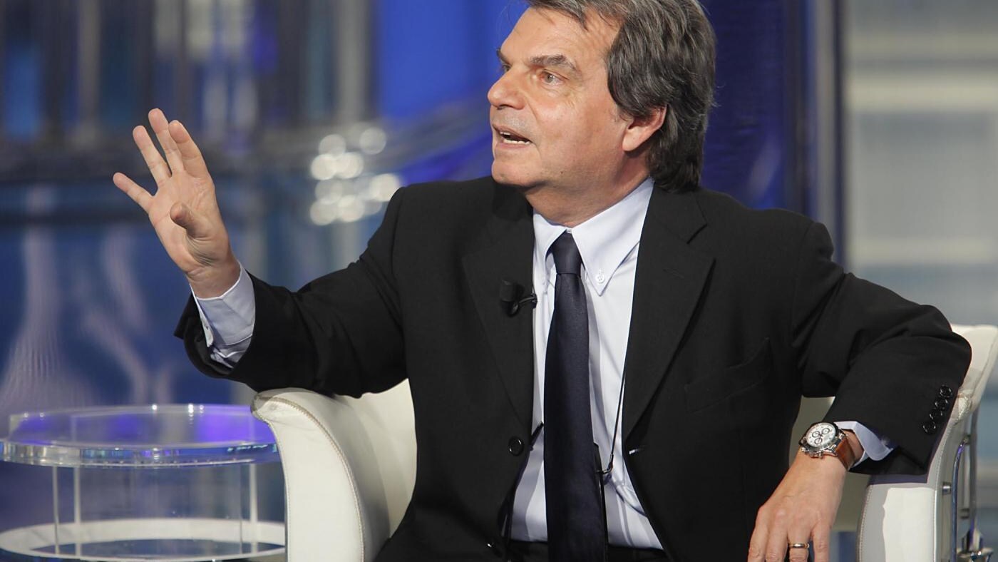 Alcuni esponenti del partito del Cavaliere hanno espresso la propria preferenza per un esecutivo "completamente tecnico". Intanto Fini da Verona parla così di Monti: "Ha una montagna da scalare ma ha le idee chiare".