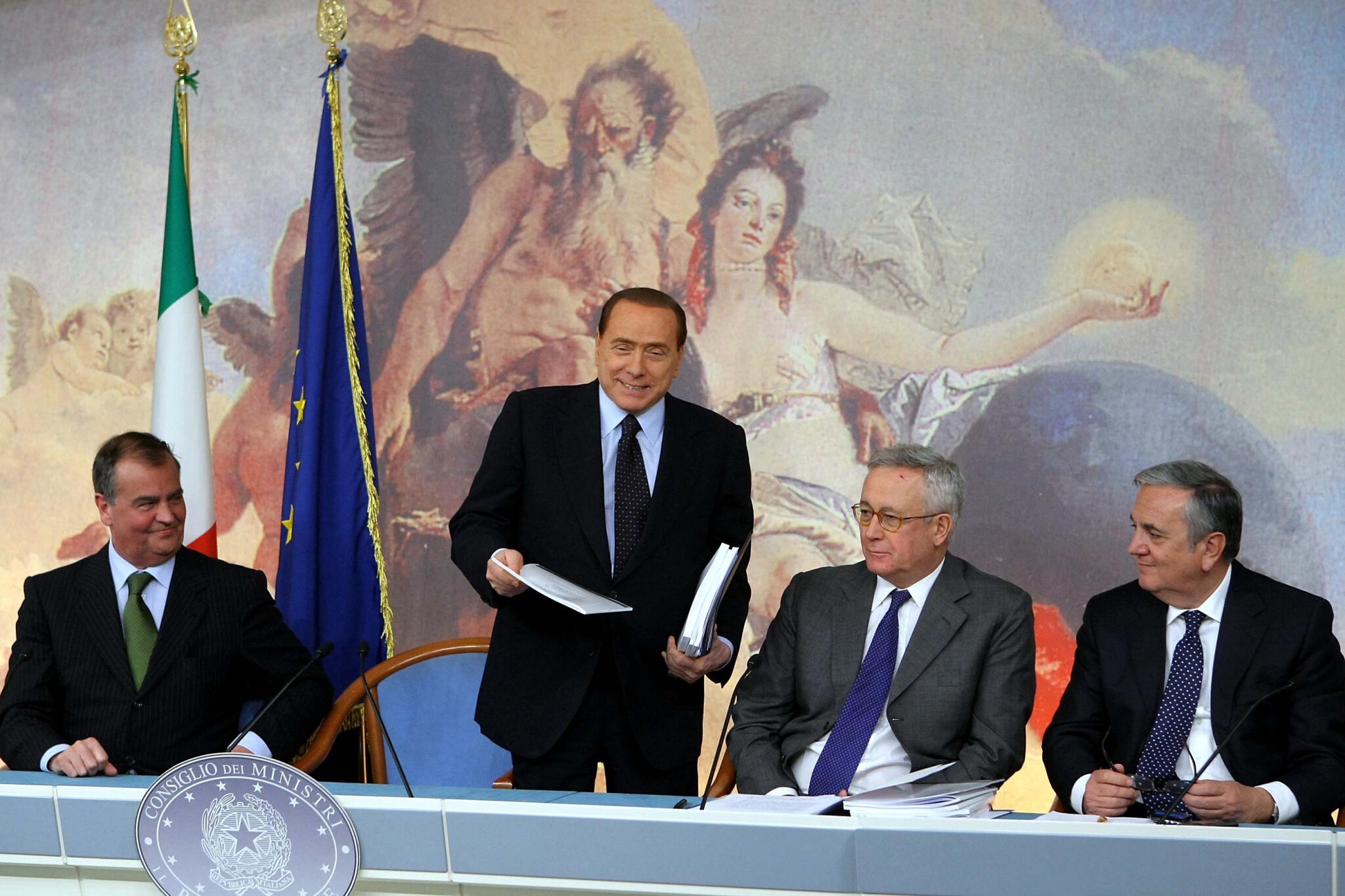 Dal CdM di ieri nessun decreto ma un emendamento alla legge di stabilità che ricalca la lettera inviata a Bruxelles. Incentivi fiscali per le aziende che assumono e liberalizzazione delle professioni sono alcune delle misure per rilanciare la crescita economica.