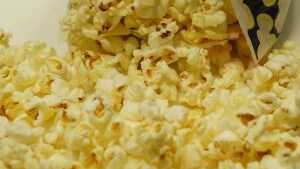 Si chiamano Junk food, porcherie, e sono cibi di bassissima qualità ricchi di sostanze assai nocive per il nostro organismo, anche se, talvolta, irresistibili. Ecco una classifica dei più dannosi, si va dalle sempre colpevoli patatine alle insospettabili bibite analcoliche dietetiche.