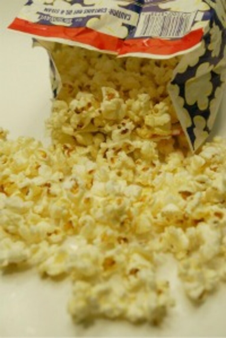 Si chiamano Junk food, porcherie, e sono cibi di bassissima qualità ricchi di sostanze assai nocive per il nostro organismo, anche se, talvolta, irresistibili. Ecco una classifica dei più dannosi, si va dalle sempre colpevoli patatine alle insospettabili bibite analcoliche dietetiche.