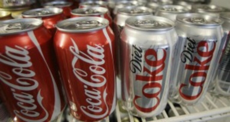 Si chiamano Junk food, porcherie, e sono cibi di bassissima qualità ricchi di sostanze assai nocive per il nostro organismo, anche se, talvolta, irresistibili. Ecco una classifica dei più dannosi, si va dalle sempre colpevoli patatine alle insospettabili bibite analcoliche dietetiche.