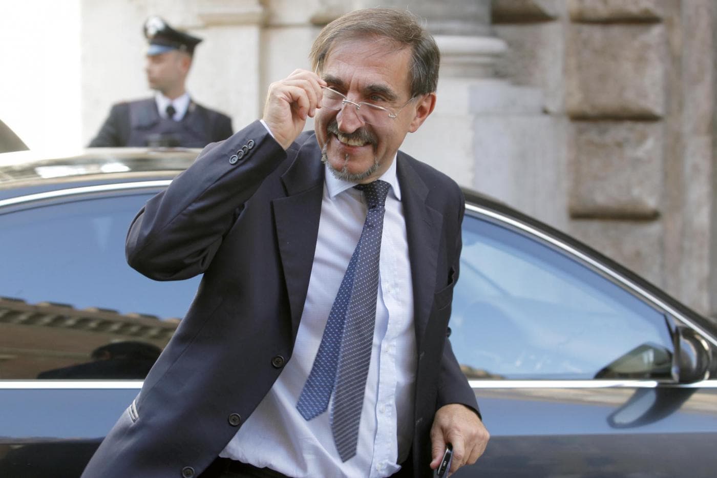 Ogni mese il Ministero spende almeno 3mila euro per il riscaldamento, la pulizia e il personale dell'alloggio concesso all'ex Ministro della Difesa. Ma il buon Ignazio lì non si vede quasi mai.