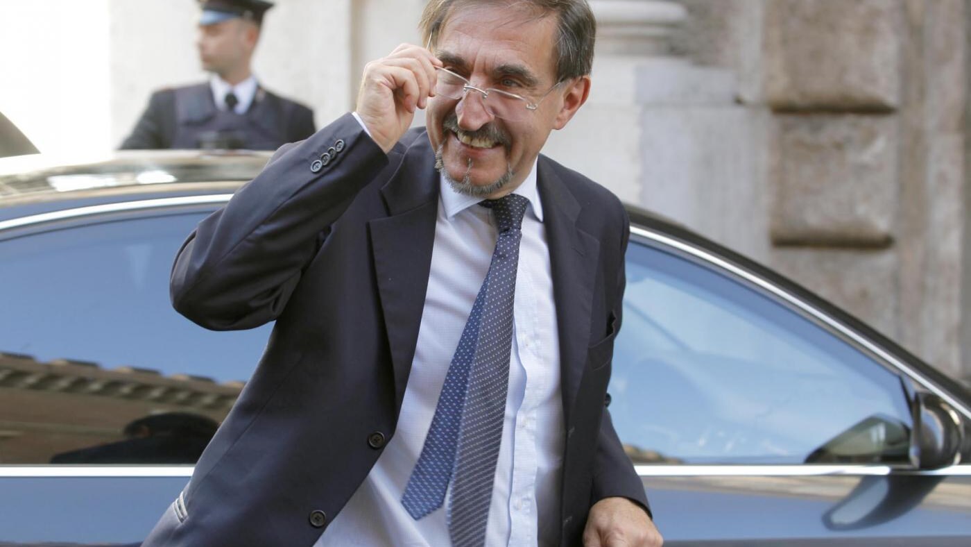 Ogni mese il Ministero spende almeno 3mila euro per il riscaldamento, la pulizia e il personale dell'alloggio concesso all'ex Ministro della Difesa. Ma il buon Ignazio lì non si vede quasi mai.