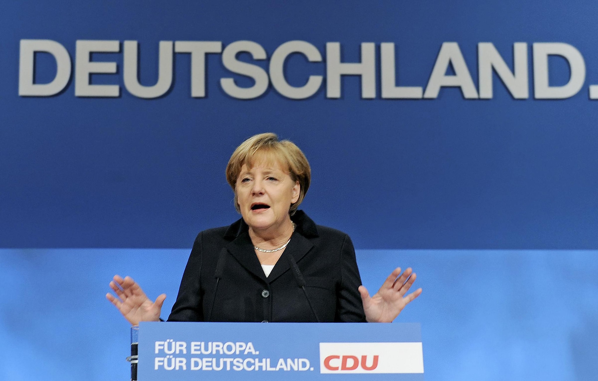 La Cancelliera tedesca lancia l’ennesimo avvertimento ai Paesi in difficoltà affinché rispettino gli impegni assunti per il risanamento economico senza contare su nuove misure di aiuto. L’unica soluzione alla crisi per la Merkel è una legislazione comune europea per lavoro, pensioni e tassazione.