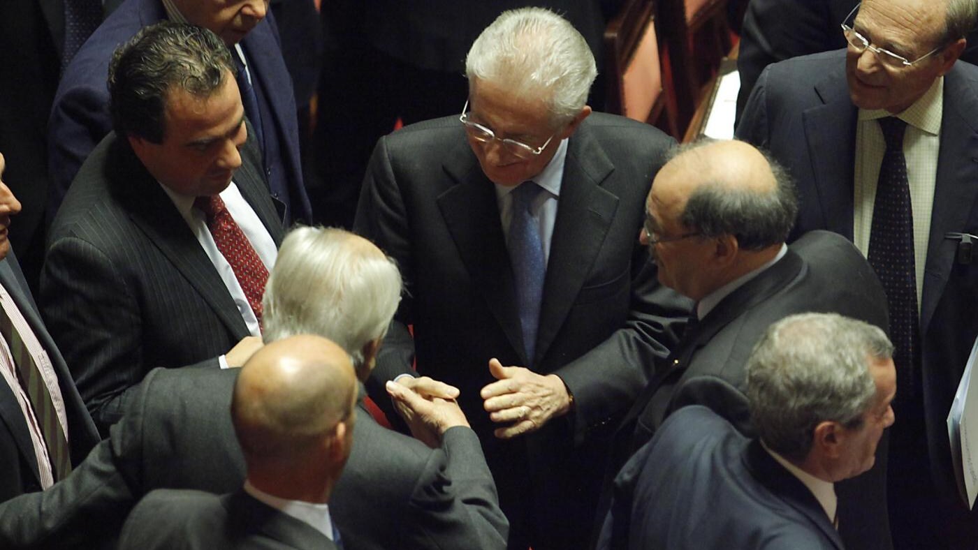 Nessun intoppo a Palazzo Madama, ora il ddl passerà alla Camera, dove l'approvazione è prevista entro domani. E già si pensa al dopo Berlusconi.