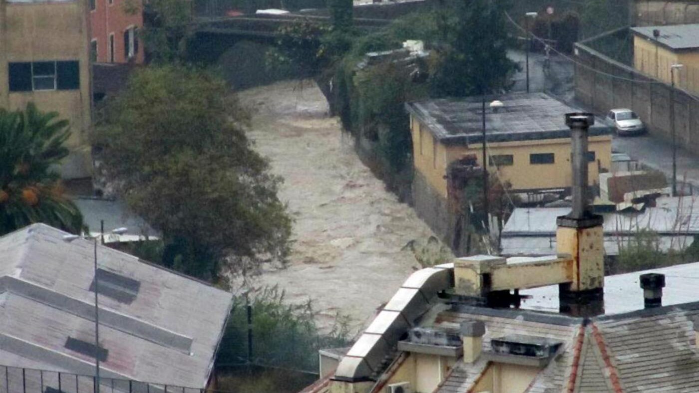 Il maltempo non dà tregua al capoluogo ligure. I vigili del fuoco e gli addetti alle fognature hanno lavorato tutta la notte. Il numero delle vittime resta fermo a 6.
