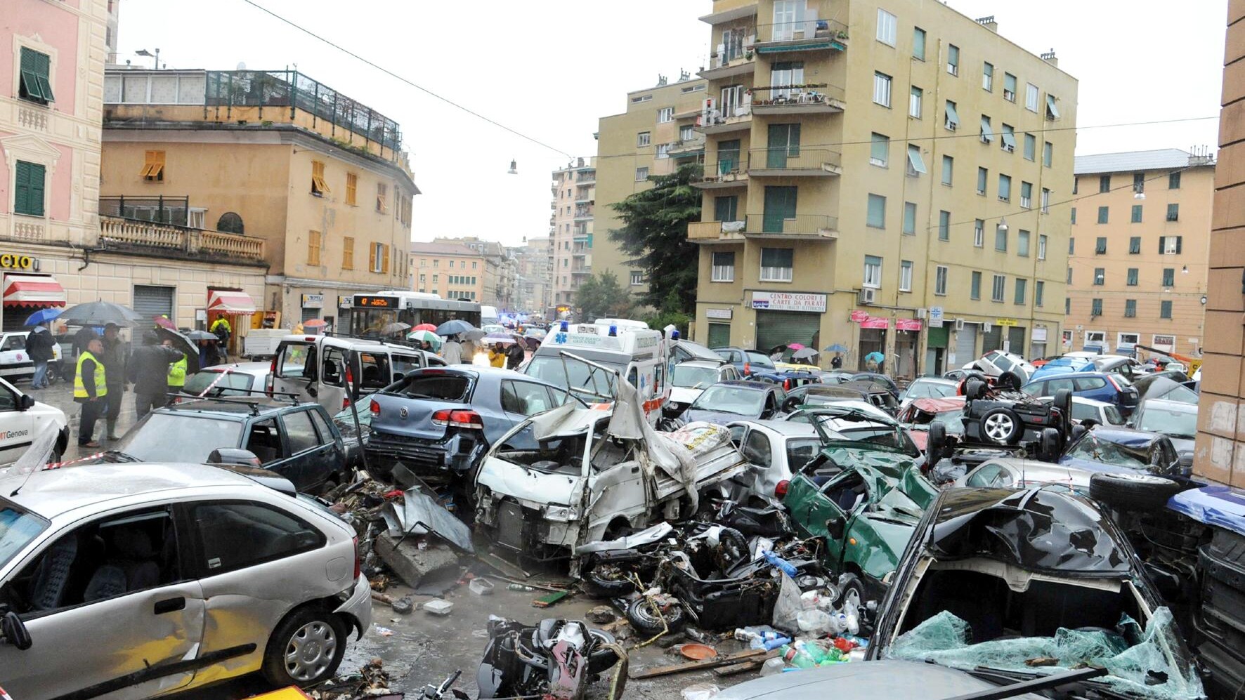 Mentre c’è ancora forte preoccupazione per le incessanti piogge, la Procura del capoluogo ligure apre un’inchiesta contro ignoti per accertare eventuali responsabilità. I nubifragi continuano a tempestare il nord ovest e ora a rischio inondazione molti comuni Piemontesi.