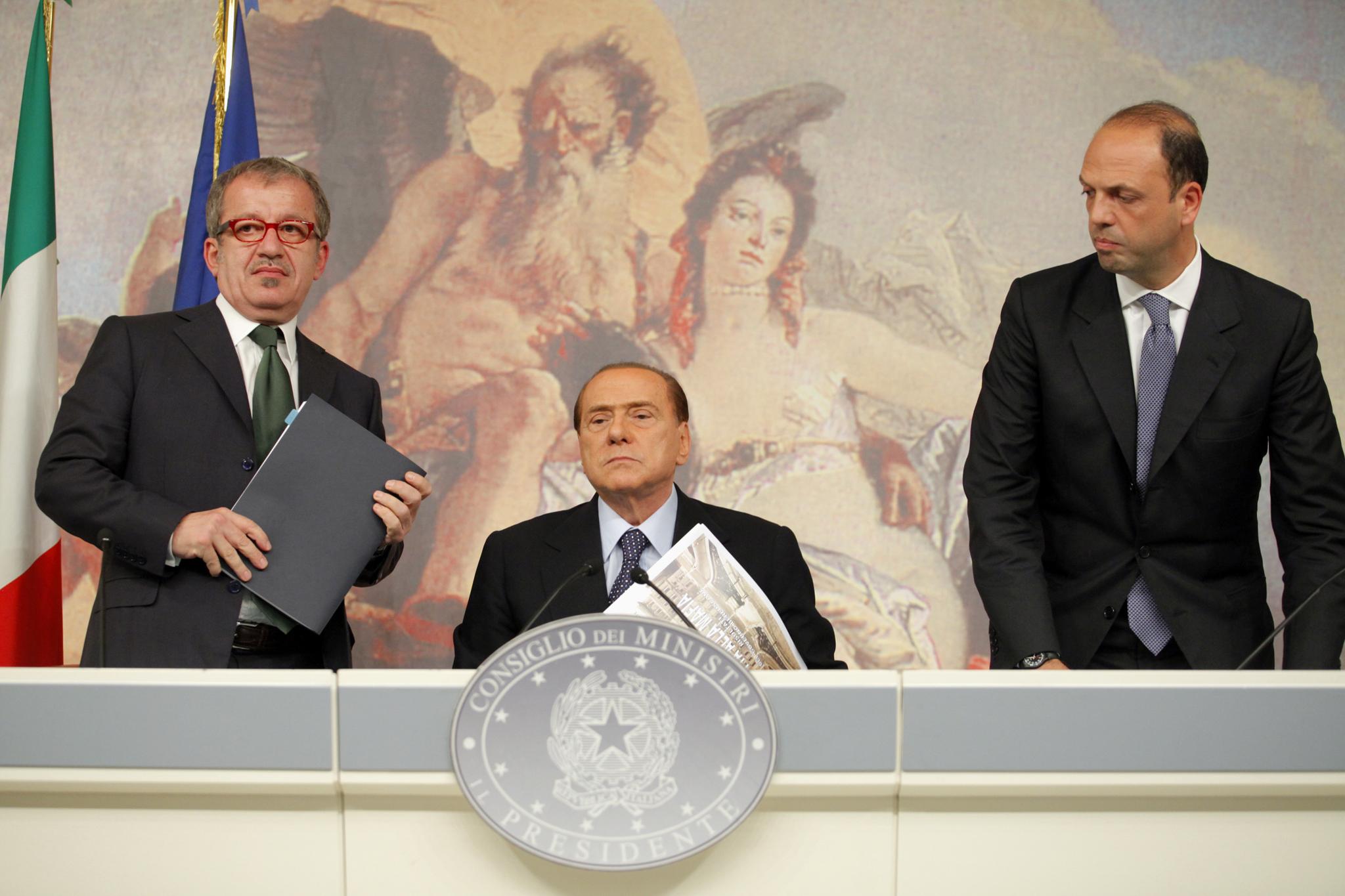 Tra nuovi abbandoni del Pdl e continui inviti alle dimissioni, ore decisive per Berlusconi e il suo Governo, che da domani sarà impegnato in Parlamento sul rendiconto dello Stato