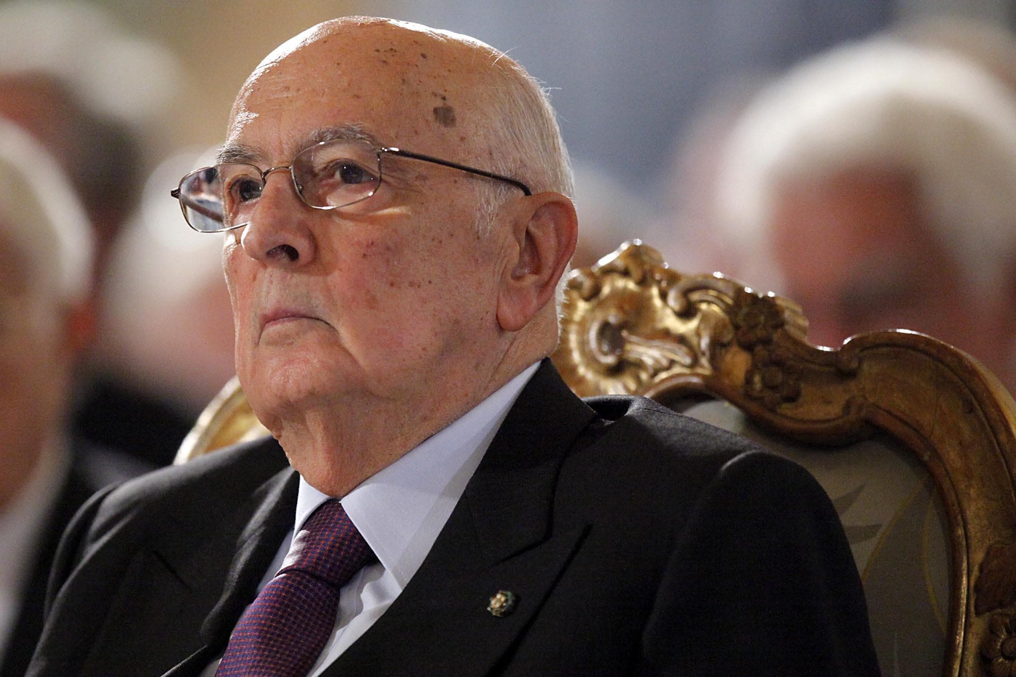 In una nota diffusa oggi il Presidente della Repubblica assicura che non ci sarà alcun periodo di inattività parlamentare, ma che appena Berlusconi si dimetterà inizieranno le consultazioni per formare un nuovo Governo o per andare alle elezioni.