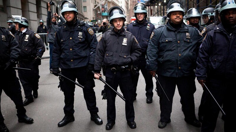 La polizia reprime le proteste