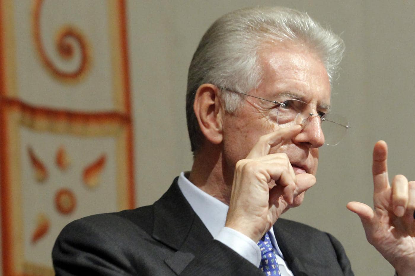 I due maggiori partiti italiani appoggeranno l'esecutivo guidato dall'ex rettore della Bocconi ma hanno dichiarato di preferire un team guidato da soli tecnici. Intanto il Pd smentisce la notizia di Amato e Letta vicepremier.