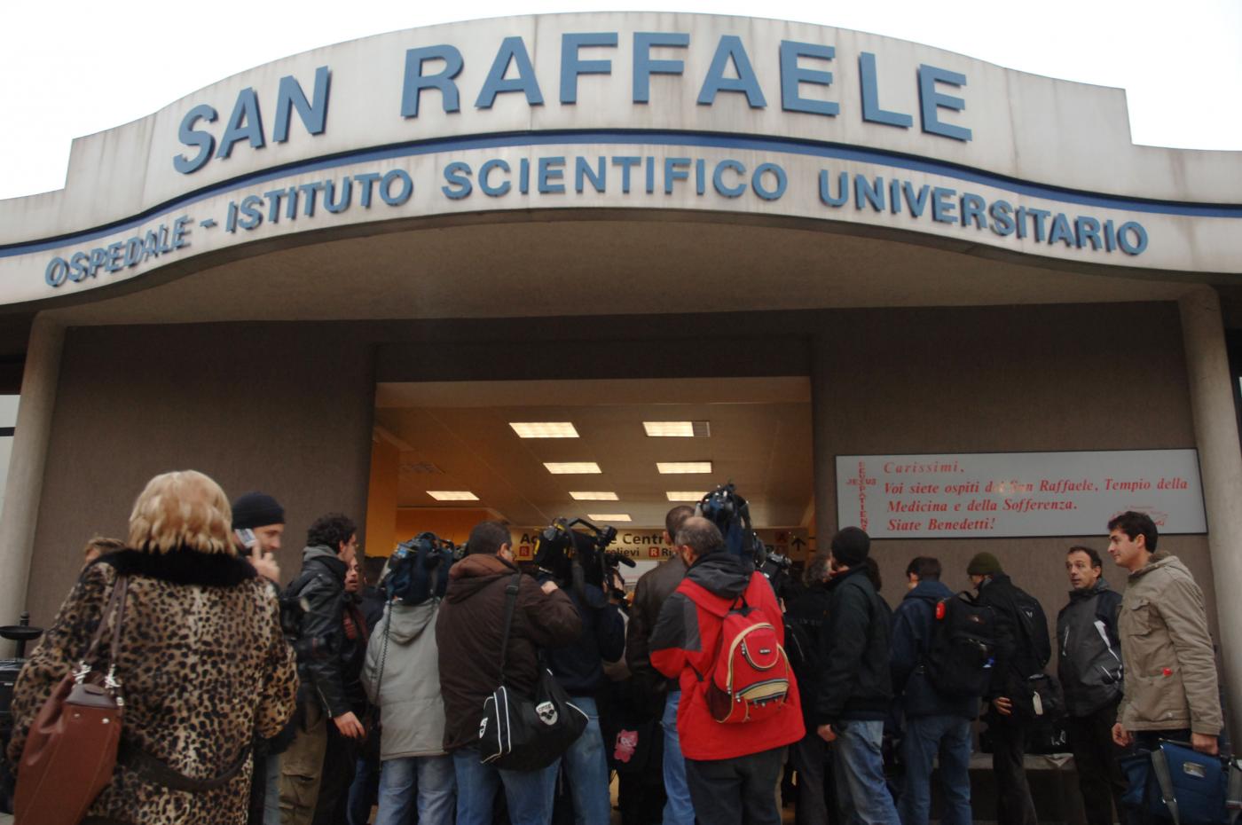 Questa mattina numerose perquisizioni della Guardia di Finanza nella sede dell’ospedale milanese. Cinque persone tra cui il fondatore dell’ospedale sono indagati dalla Procura di Milano, mentre ieri è stato arrestato uno dei consulenti finanziari del San Raffaele, Piero Daccò.