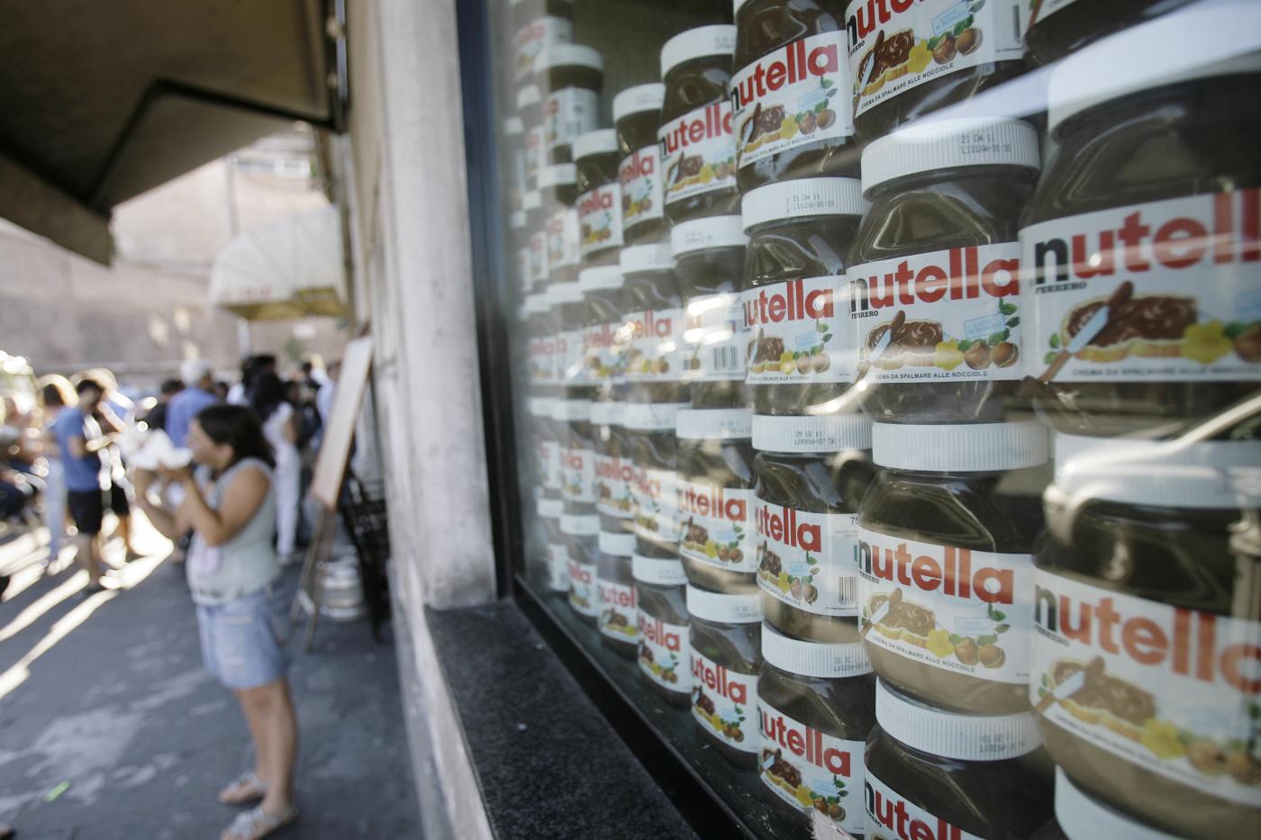 Secondo i giudici tedeschi, le etichette della Nutella mentirebbero, riportando informazioni nutrizionali falsate, presentando un alimento ipercalorico come un prodotto ricco di vitamine e sali minerali.