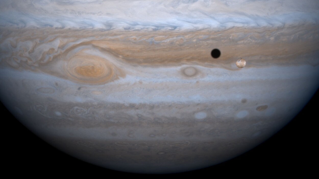 Sotto la spessa coltre dei ghiacci che avvolgono Europa, uno dei satelliti di Giove, c'è una grande distesa d'acqua, la scoperta annunciata dalla rivista scientifica Nature.