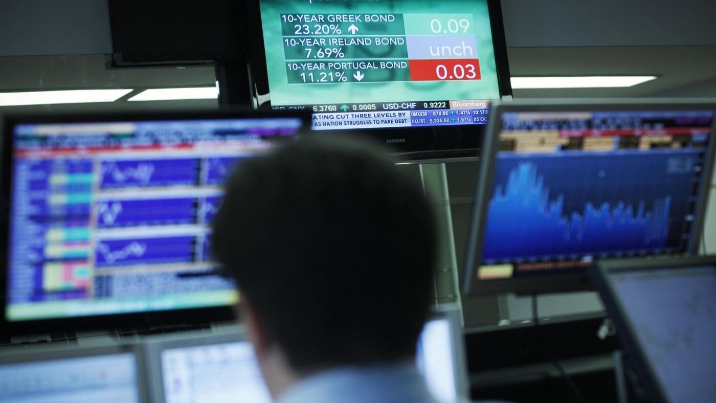 Nuovo record per lo spread: gli interessi sul Btp decennale arrivano al 6,65%, vicinissimo alla soglia di insostenibilità (7%). Male le borse europee con Piazza Affari che perde lo 0,5%