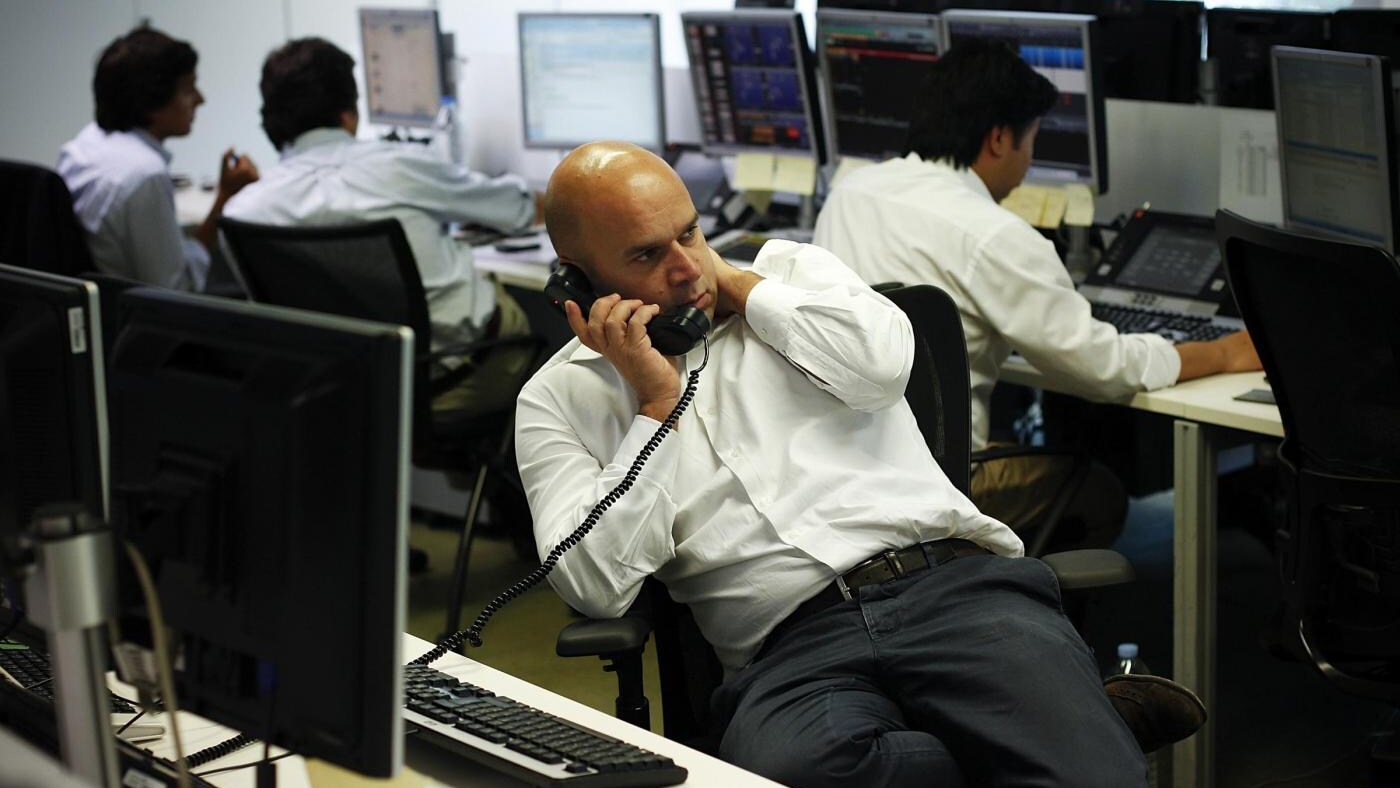 Torna a salire il differenziale di rendimento tra i nostri Btp e i Bund tedeschi. Male anche Piazza Affari che perde il 2,4%.