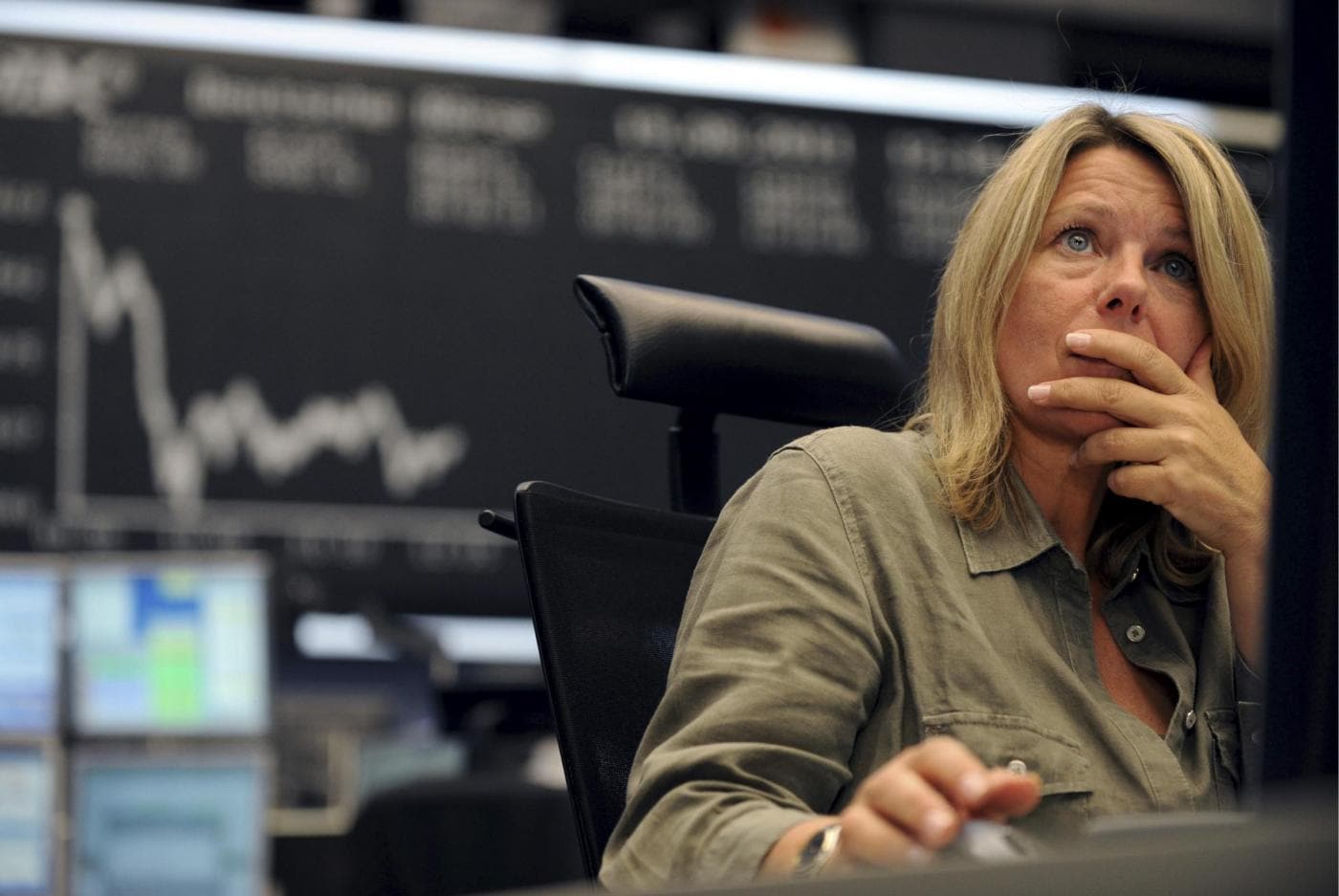 Mercati in apprensione per l'annuncio della Grecia di indire un referendum sul piano di salvataggio. Spread alle stelle, giù tutte le borse europee.