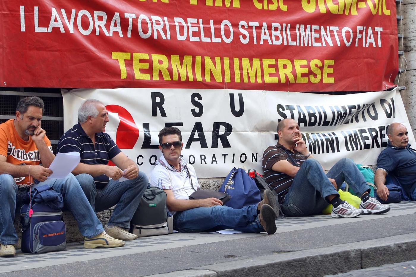 Raggiunto l’accordo sugli incentivi alla mobilità per i lavoratori dello stabilimento siciliano in dismissione. La Fiat ha stanziato 21,5 milioni di euro, circa il 70% di quello che chiedevano i sindacati che però si dichiarano soddisfatti del risultato, realizzato anche grazie al neo Ministro dello sviluppo economico.