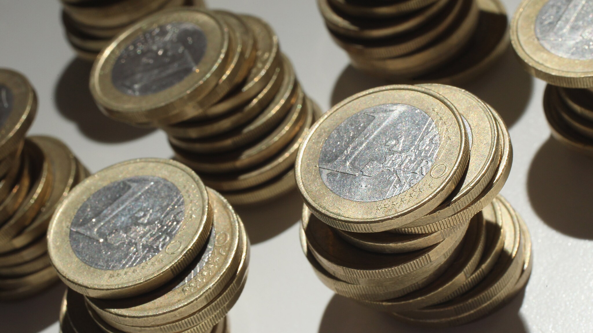 Uno studio delle associazioni dei consumatori rivela come quest’anno, per la prima volta da quando sono monitorate, l’ammontare complessivo delle tredicesime per pensionati e lavoratori diminuirà.