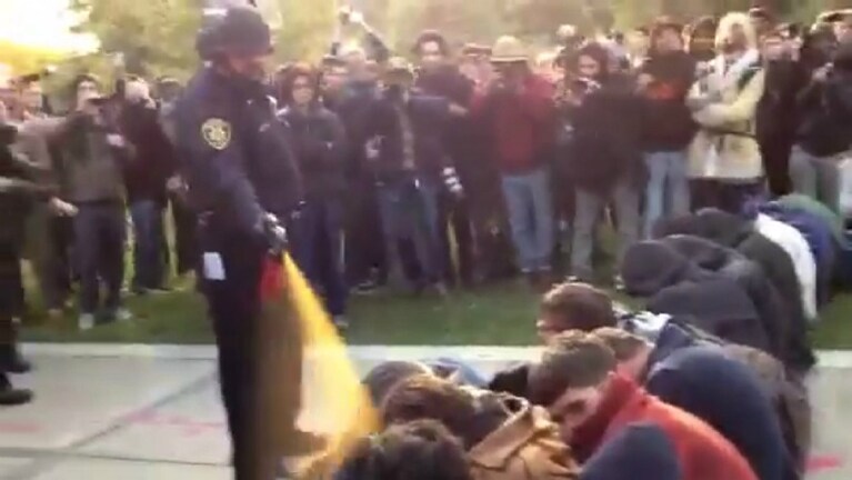 polizia spruzza spray urticante contro studenti