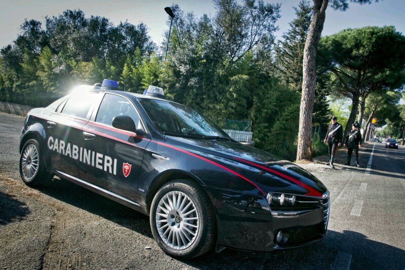 20 arresti a Velletri: il giudice condanna tre giovani per stupro e i parenti devastano l'aula