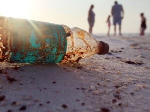 Bottiglia di plastica a Pensacola Beach (Foto di J. Raedle/GettyImages)