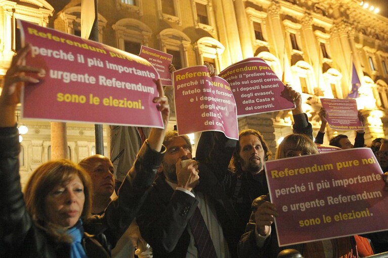 Il popolo viola contesta Silvio Berlusconi