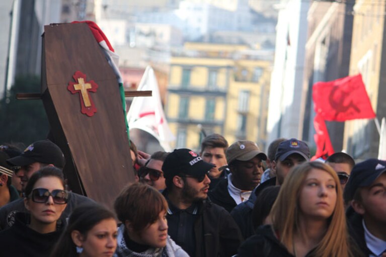 Studenti sfilano con una bara per l'istruzione