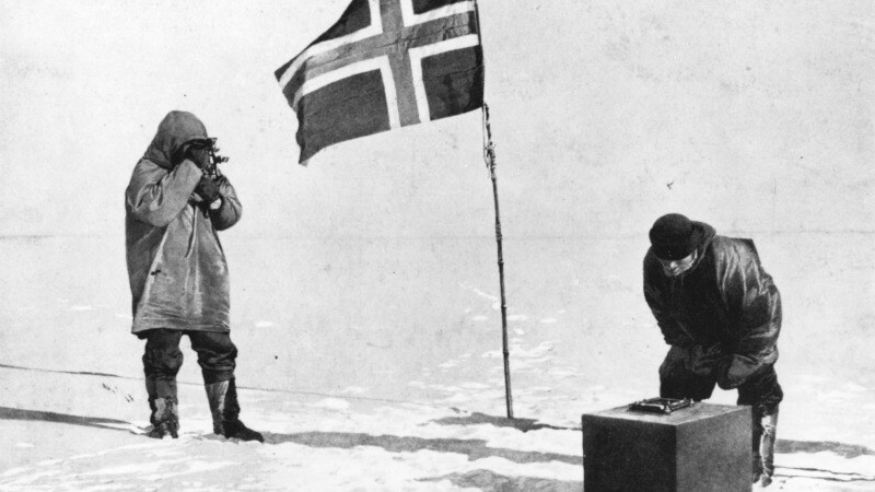 Esattamente un secolo fa, un pugno di uomini guidati dal norvegese Roald Amundsen raggiungeva un territorio fino ad allora sconosciuto ed ostile, l'Antartico, un'incredibile impresa tra i ghiacci con l'obiettivo di essere i primi a mettere piede al Polo Sud.