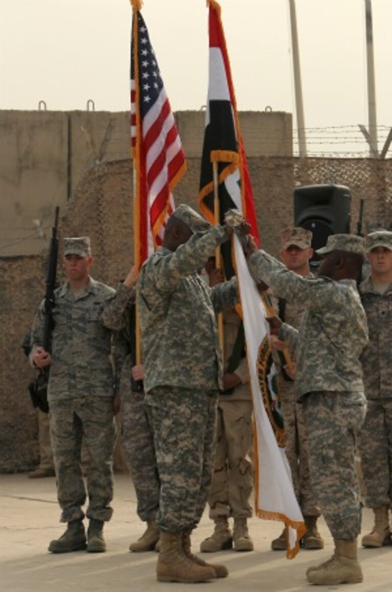 4 800 militari morti, oltre 100 000 iracheni caduti nel corso di azioni violente, otto anni di guerra e, infine, l'annuncio del Presidente Obama, la missione USA in Iraq è finita ufficialmente ieri con la cerimonia dell'ammainabandiera svoltasi a Baghdad.
