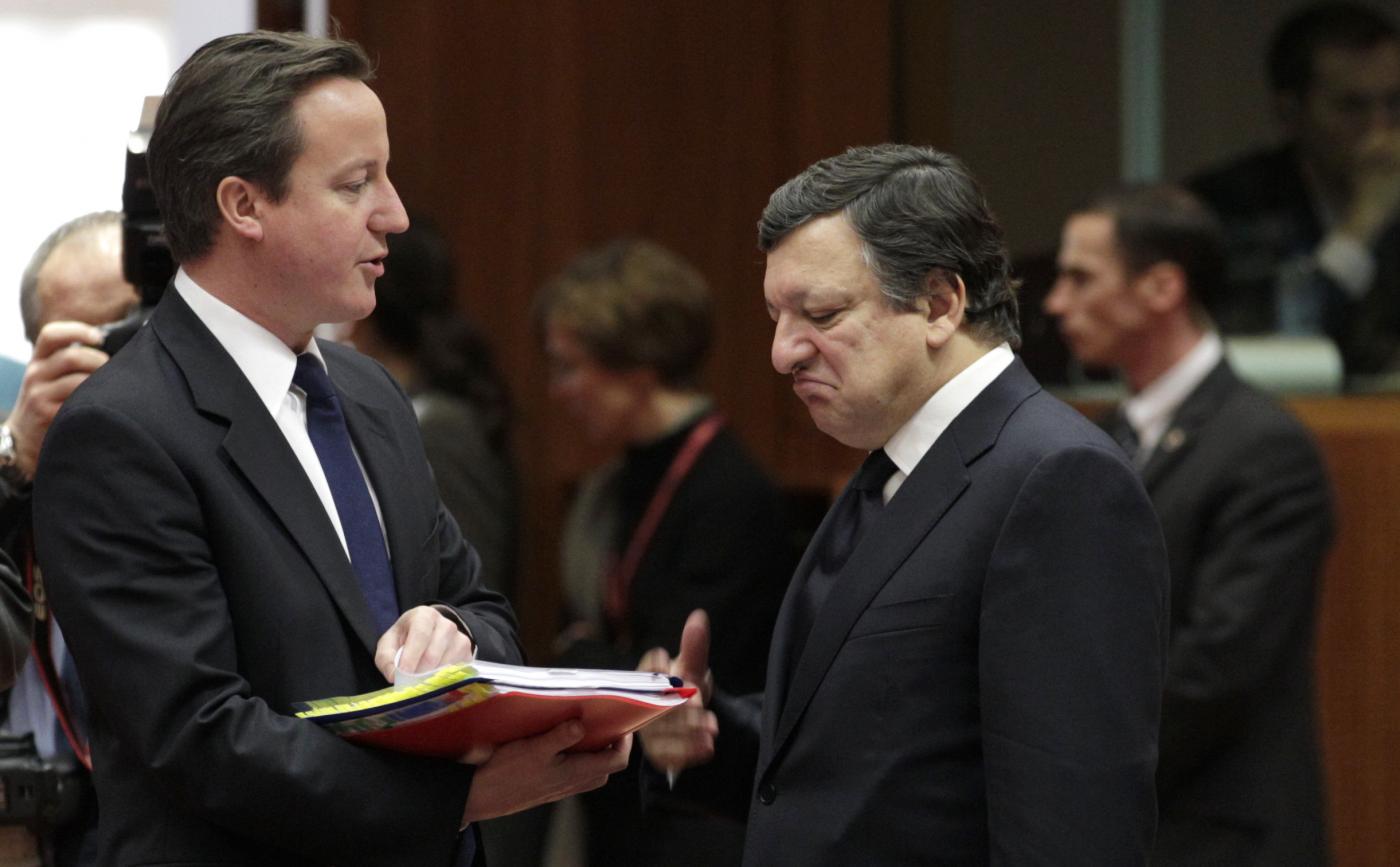 Il Presidente della Commissione Europea nel suo intervento al Parlamento di Strasburgo ha detto di non essere pienamente soddisfatto dell'accordo raggiunto al Consiglio europeo, addossando gran parte delle responsabilità all'opposizione di Cameron.
