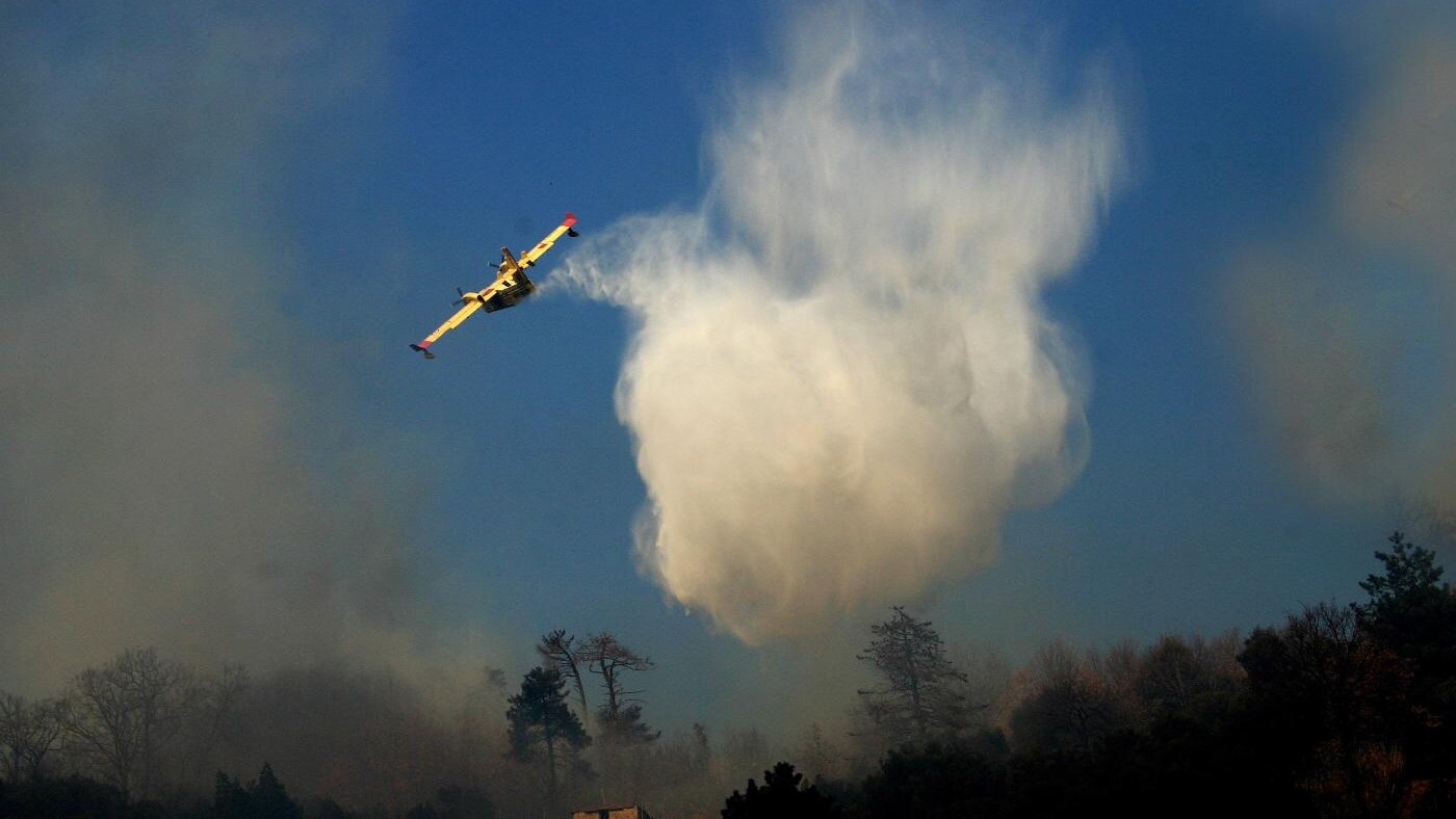Da circa 24 ore la città savonese è minacciata da un incendio che a causa del forte vento si è propagato con molta facilità in diverse frazioni della città di Vado e ha reso il lavoro dei Vigili del fuoco, provenienti da tutta la Liguria, molto complicato.