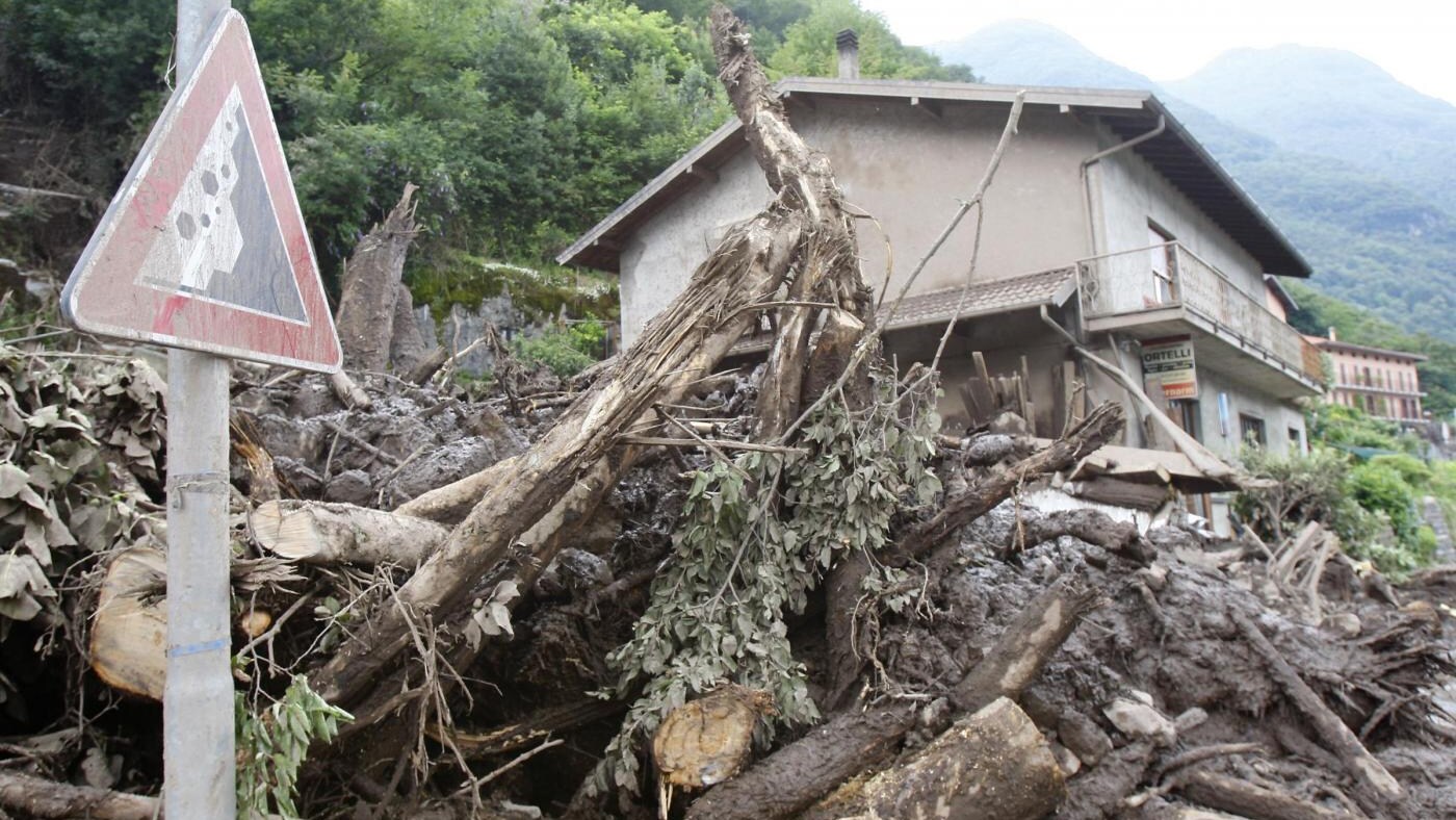 Un rapporto stilato da Legambiente in collaborazione con la Protezione Civile ha valutato le attività di prevenzione messe in campo dai Comuni esposti al rischio di dissesto idrogeologico verificando che la maggior parte delle amministrazioni locali non informa i propri cittadini e non mette a loro disposizione gli strumenti per fronteggiare eventuali situazioni di rischio.
