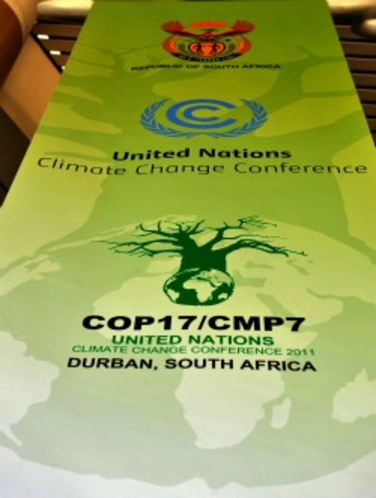 Prevista per il 9 dicembre la chiusura dei lavori al vertice di Durban. Dispersiva, lunga e confusa, la diciassettesima Conferenza sui Cambiamenti Climatici porta a casa qualche piccolo buon risultato a fronte di un grave fallimento, una strategia globale per salvare il pianeta è ancora un miraggio troppo lontano.