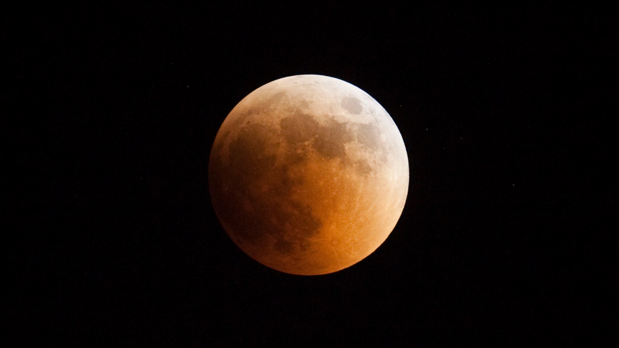 In Italia sarà visibile solo in maniera parziale e per pochi minuti appena dopo il sorgere della luna, ma l'eclissi totale del 10 dicembre, l'ultimo del 2011, regalerà un vero spettacolo ad Asia, Australia e Nord America.