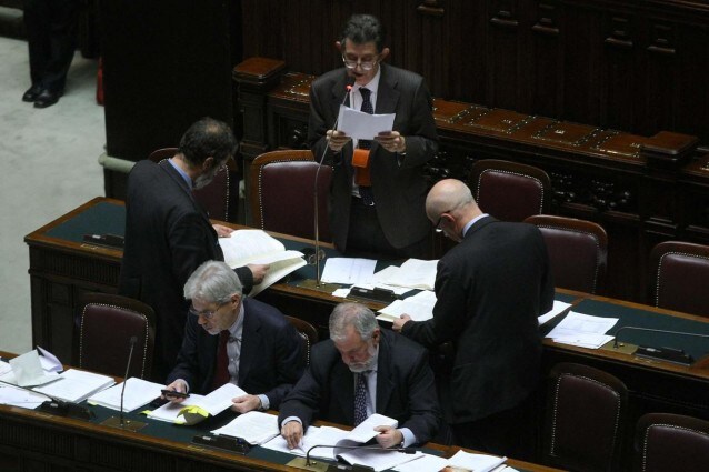 Prima della definitiva approvazione della manovra alla Camera, il Governo ha accettato alcuni ordini del giorno in materia di frequenze televisive e Imu agli enti no profit che impegnano l'Esecutivo a ritrattare le due questioni che tanto hanno fatto discutere in questi giorni.